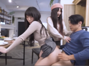 Thanh niên may mắn nhất năm được yêu hai em lồn đẹp